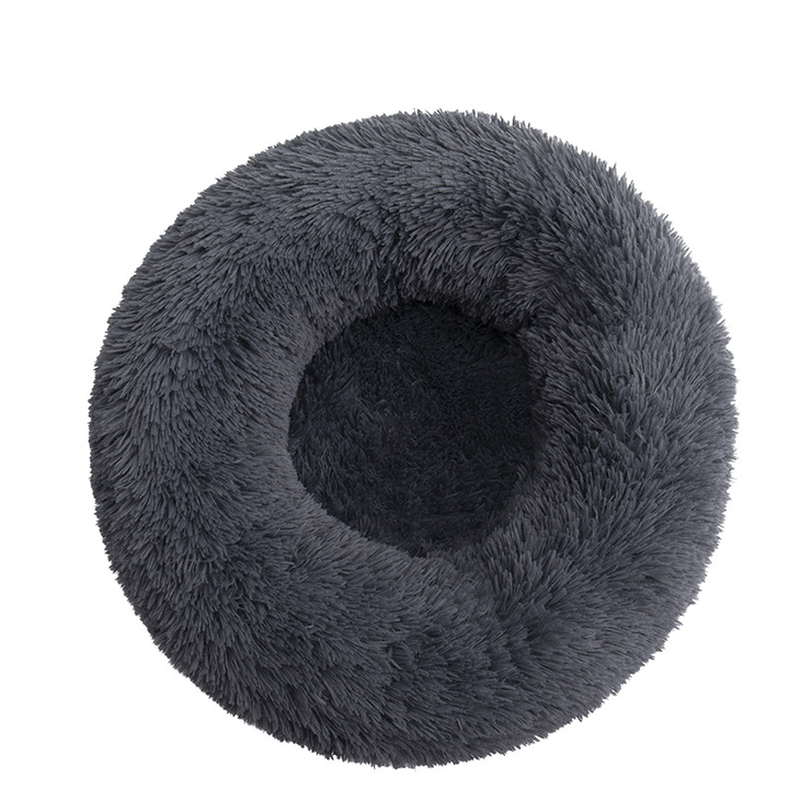 Pies śpiący w puszystym okrągłym legowisku