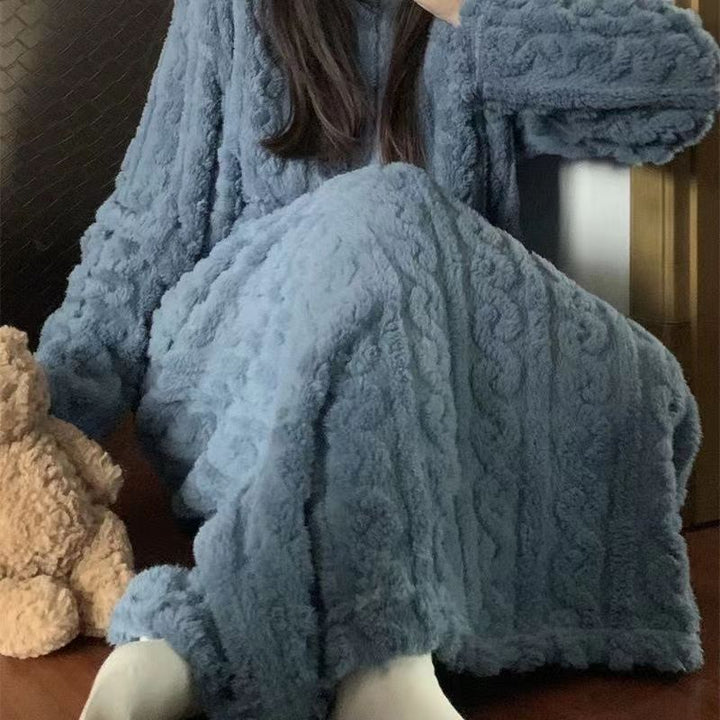 Kobieta w długiej polarowej koszuli nocnej