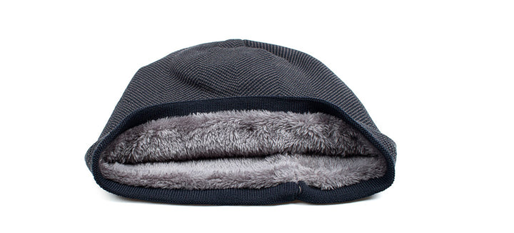 Czarna dzianinowa czapka beanie z metalową blaszką