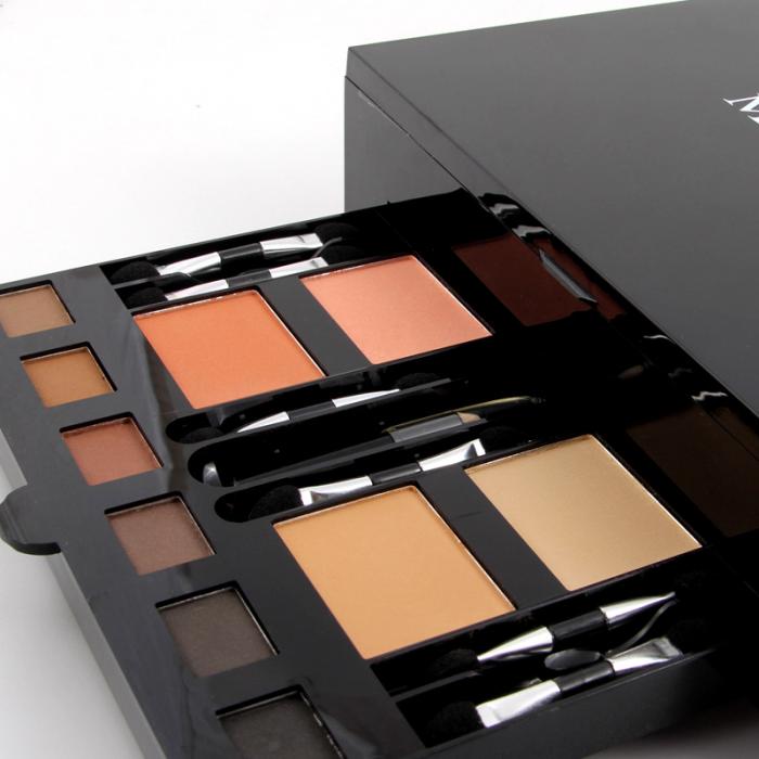 Paleta do makijażu w kształcie pianina z wysuniętymi szufladkami