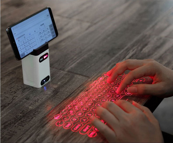 Laserowa klawiatura wyświetlona na biurku