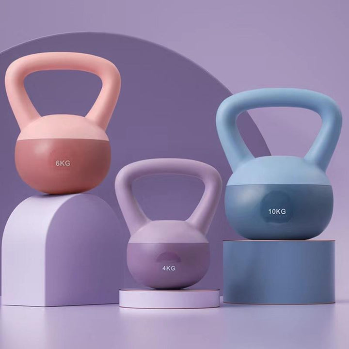 Różowy miękki kettlebell na podłodze