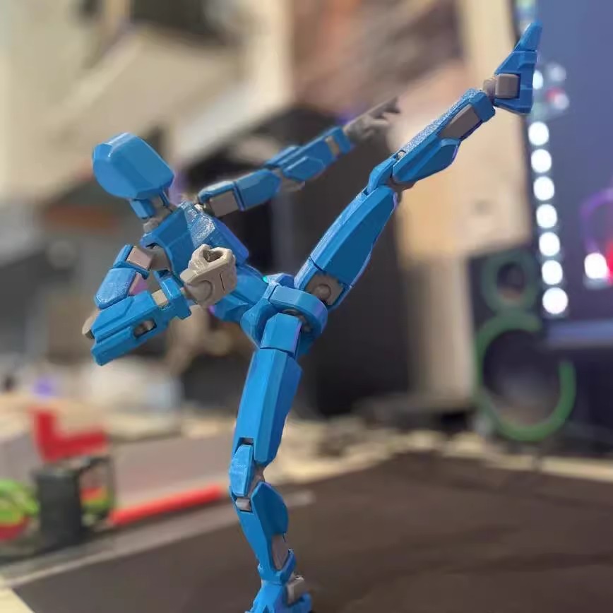 Pomarańczowy ruchomy robot z druku 3D