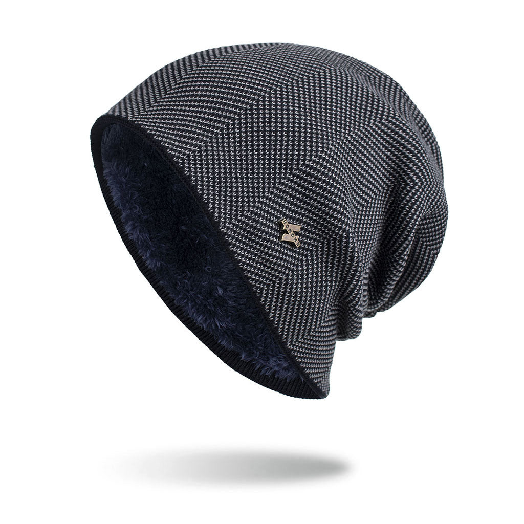 Czarna dzianinowa czapka beanie z metalową blaszką