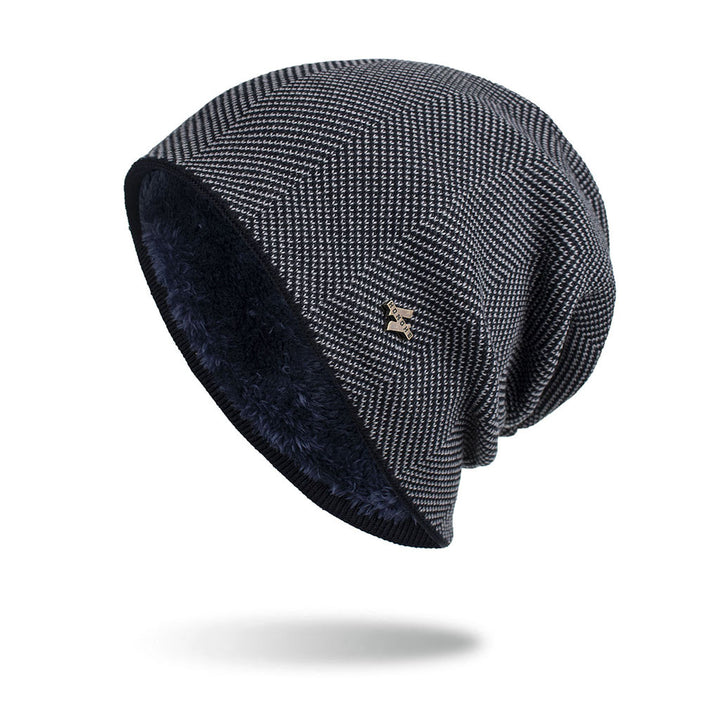 Czarna dzianinowa czapka beanie z metalową blaszką