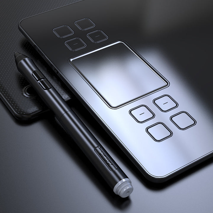 Czarny tablet graficzny z piórkiem na biurku
