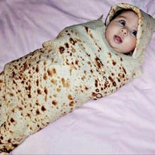Osoba zawinięta w okrągły koc tortilla