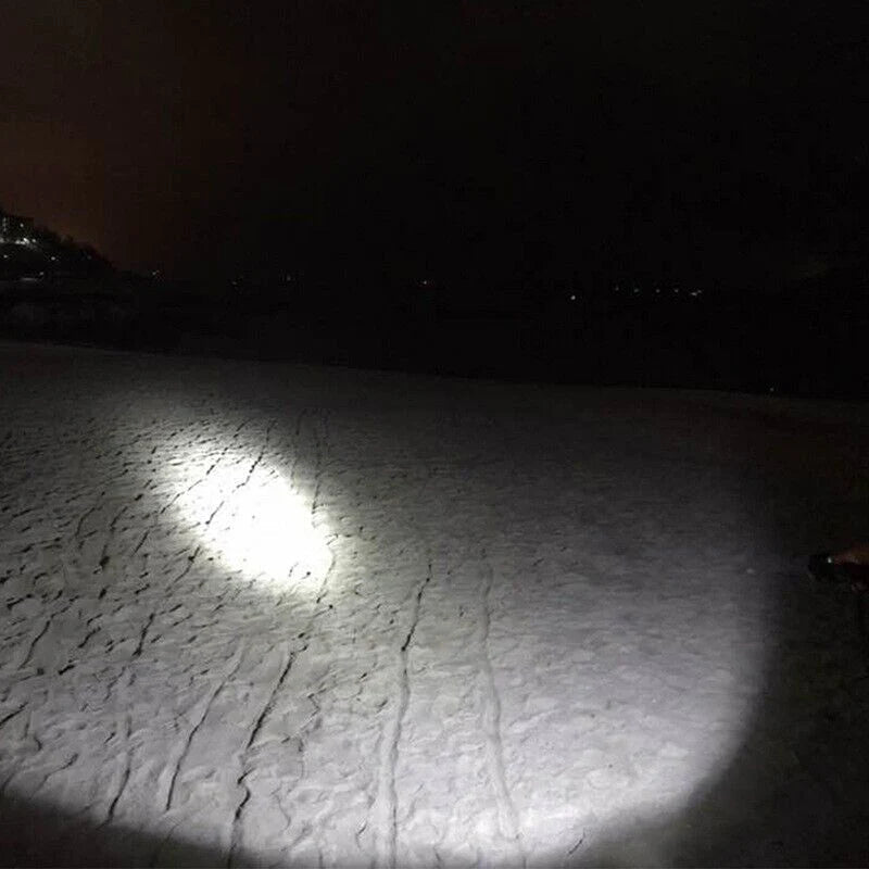 Bardzo jasna latarka LED na USB z zoomem i 4 trybami