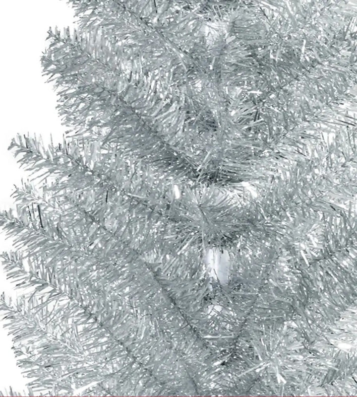 Wąska srebrna choinka bez ozdób