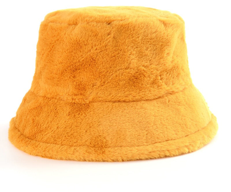 Puszysty kapelusz bucket w krowie łaty