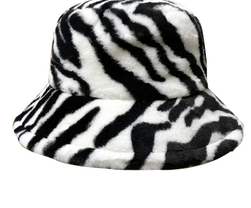 Puszysty kapelusz bucket w krowie łaty