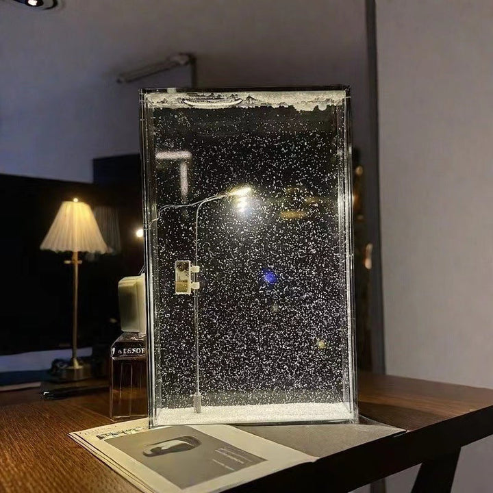 Lampka nocna latarnia ze śniegiem – świecąca zimowa scenka