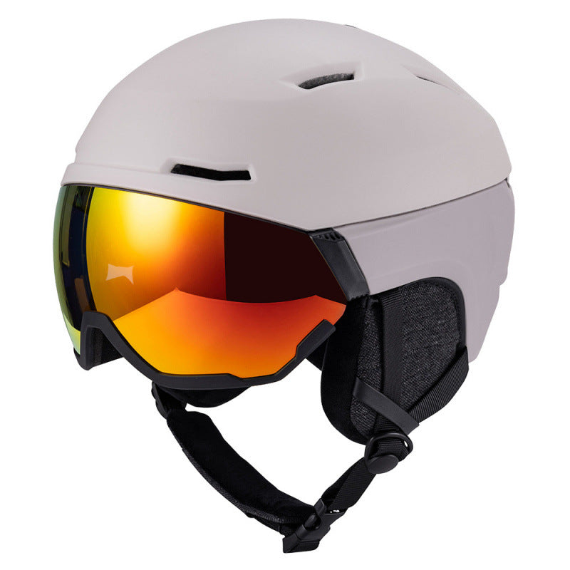 Kask narciarski z wbudowaną szybą chroniącą przed odblaskiem