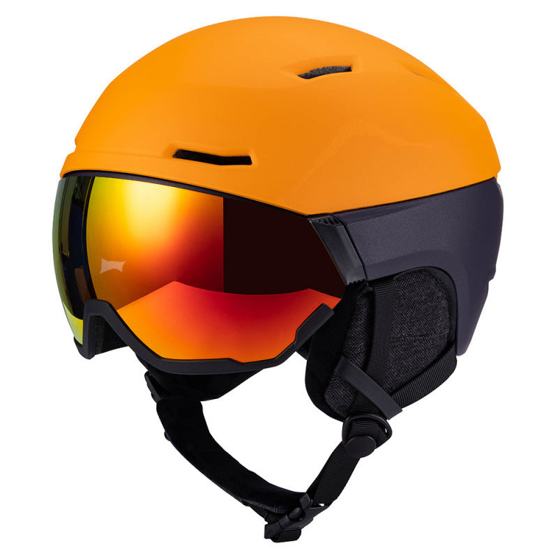Kask narciarski z wbudowaną szybą chroniącą przed odblaskiem
