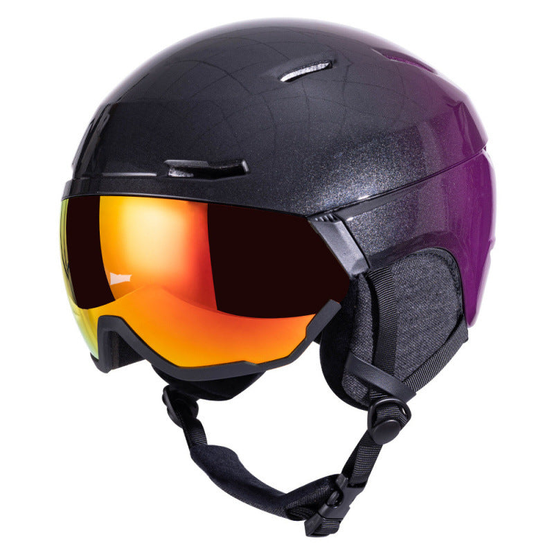 Kask narciarski z wbudowaną szybą chroniącą przed odblaskiem