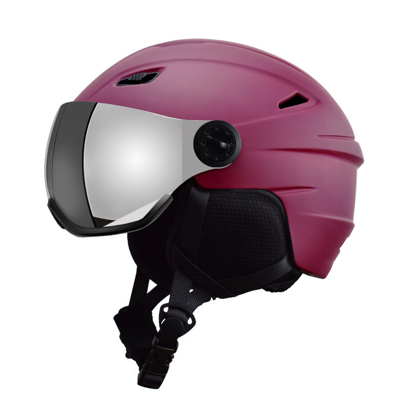 Kask narciarski z podnoszoną szybą i regulowaną wentylacją
