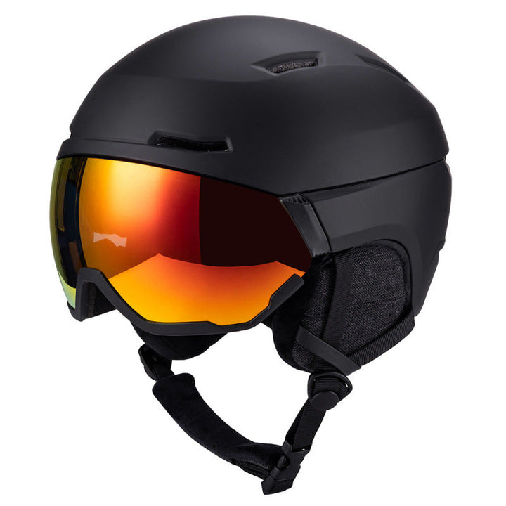 Kask narciarski z wbudowaną szybą chroniącą przed odblaskiem