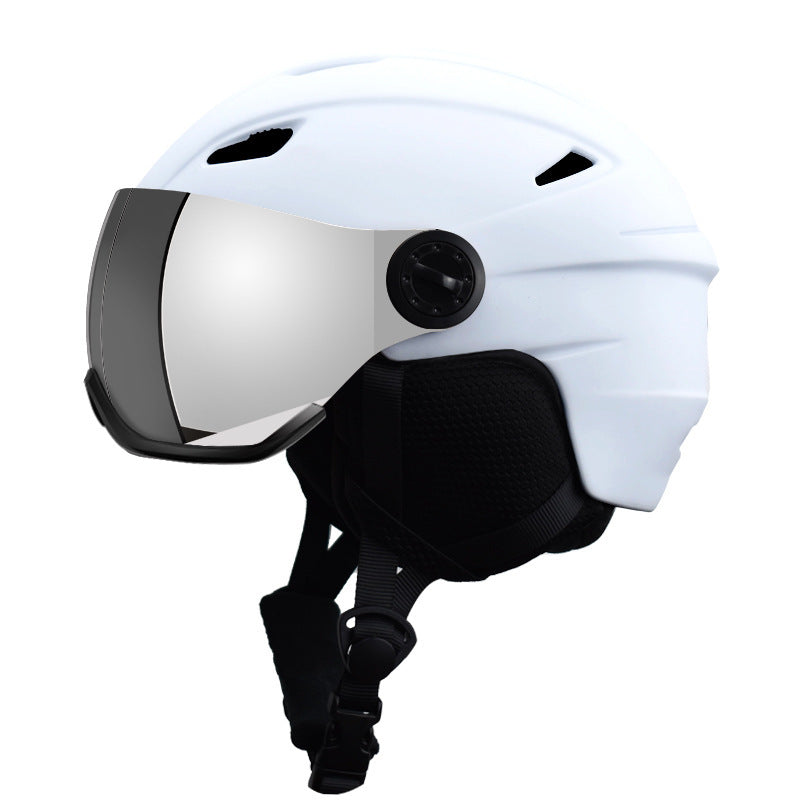 Kask narciarski z podnoszoną szybą i regulowaną wentylacją