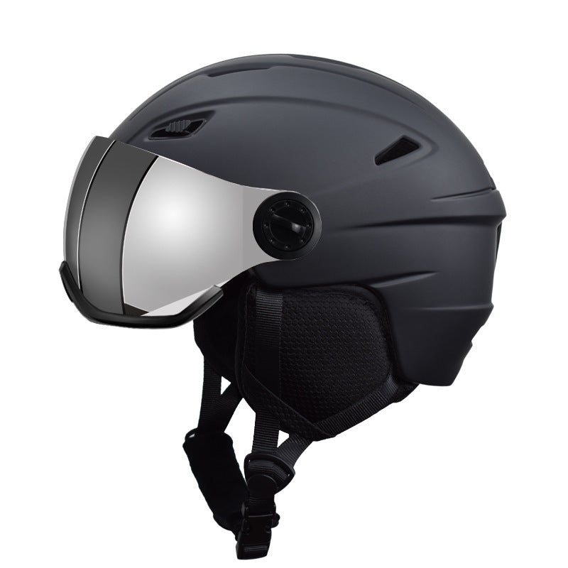 Kask narciarski z podnoszoną szybą i regulowaną wentylacją