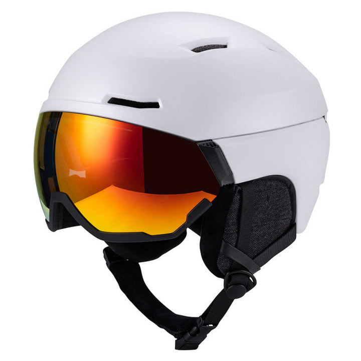 Kask narciarski z wbudowaną szybą chroniącą przed odblaskiem