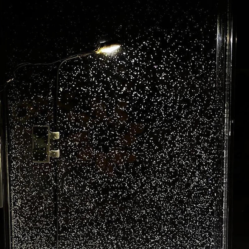 Lampka nocna latarnia ze śniegiem – świecąca zimowa scenka