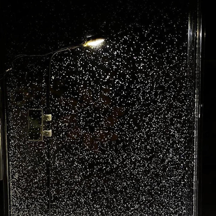 Lampka nocna latarnia ze śniegiem – świecąca zimowa scenka