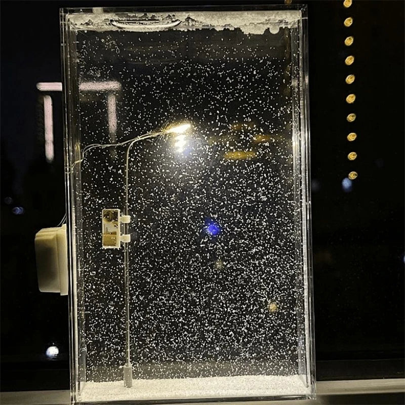 Lampka nocna latarnia ze śniegiem – świecąca zimowa scenka