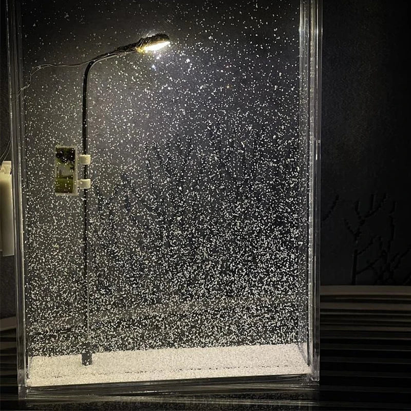 Lampka nocna latarnia ze śniegiem – świecąca zimowa scenka