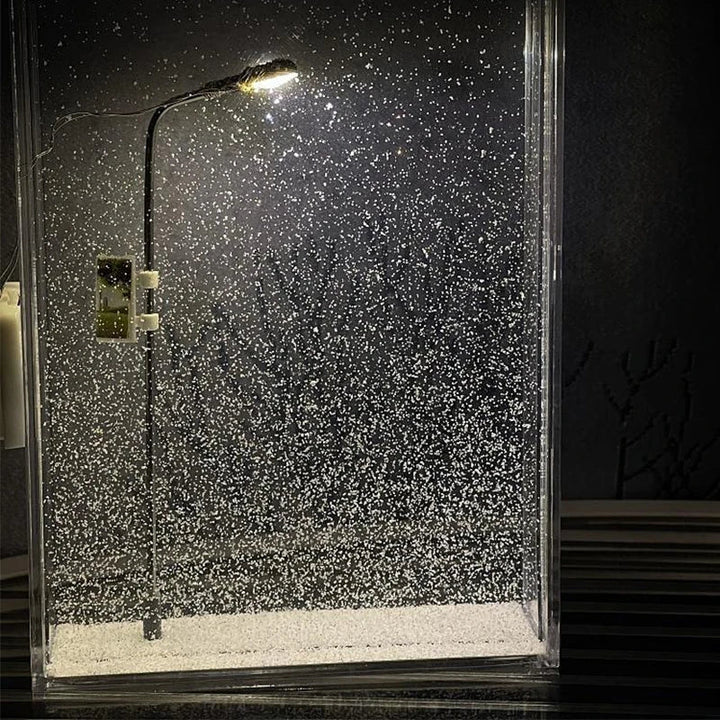 Lampka nocna latarnia ze śniegiem – świecąca zimowa scenka