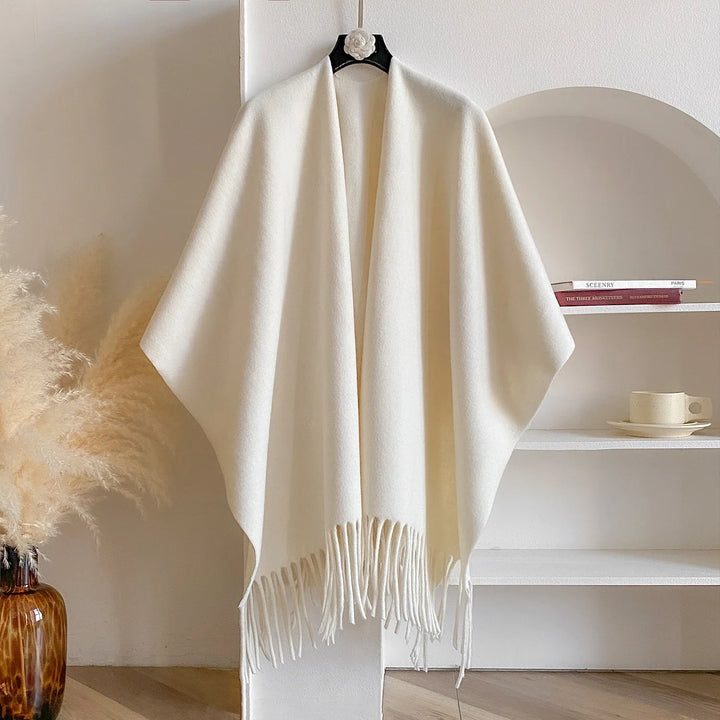 Szal damski z frędzlami – miękki, elegancki na ramiona