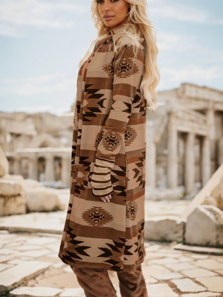 Kobieta w długim kardiganie w geometryczny wzór