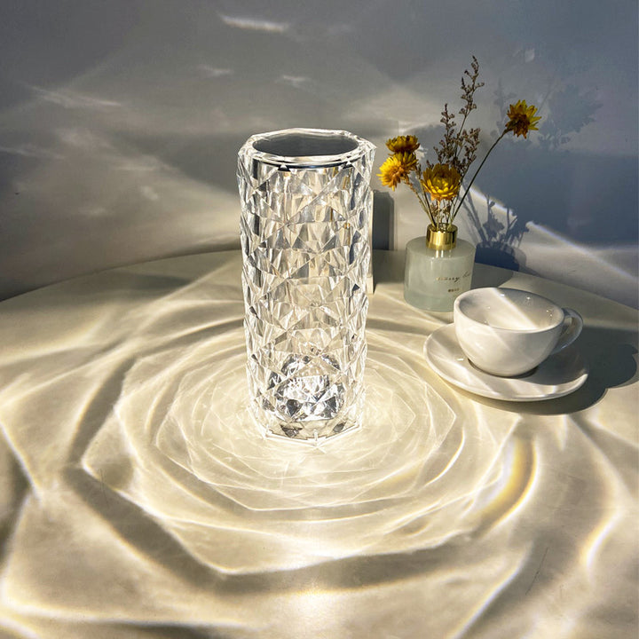 Kryształowa lampka z różą świecąca w nocy