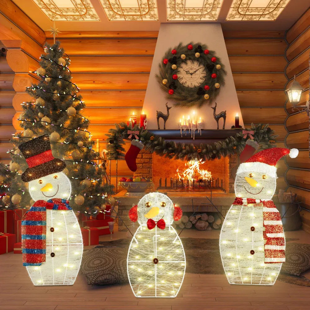 Trzy świecące pluszowe bałwany