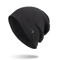 Czarna dzianinowa czapka beanie z metalową blaszką