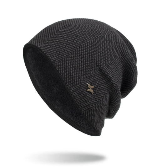 Czarna dzianinowa czapka beanie z metalową blaszką