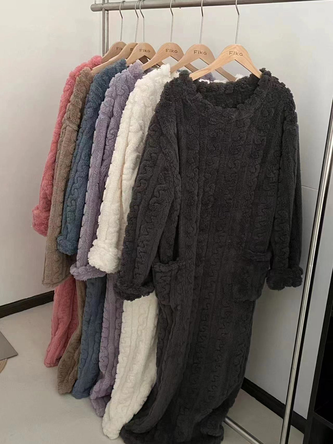 Kobieta w długiej polarowej koszuli nocnej