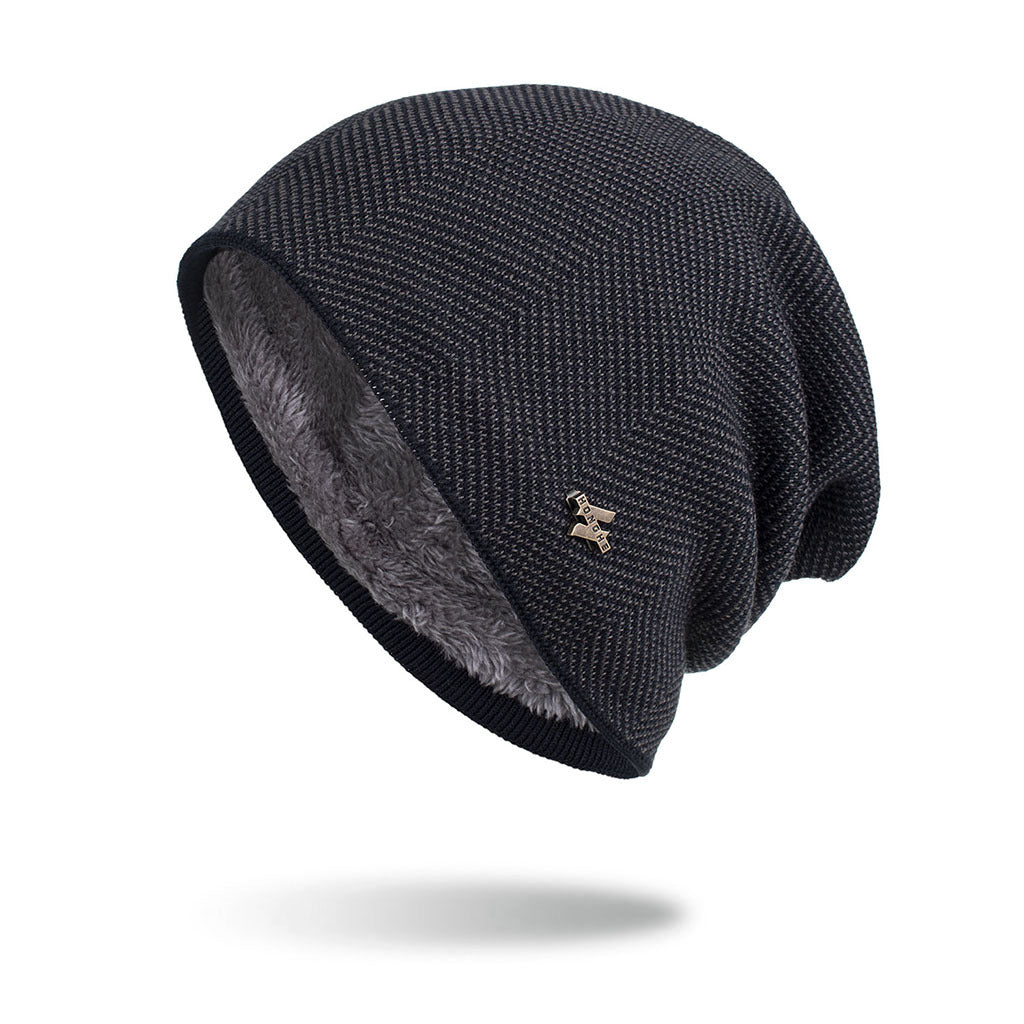 Czarna dzianinowa czapka beanie z metalową blaszką