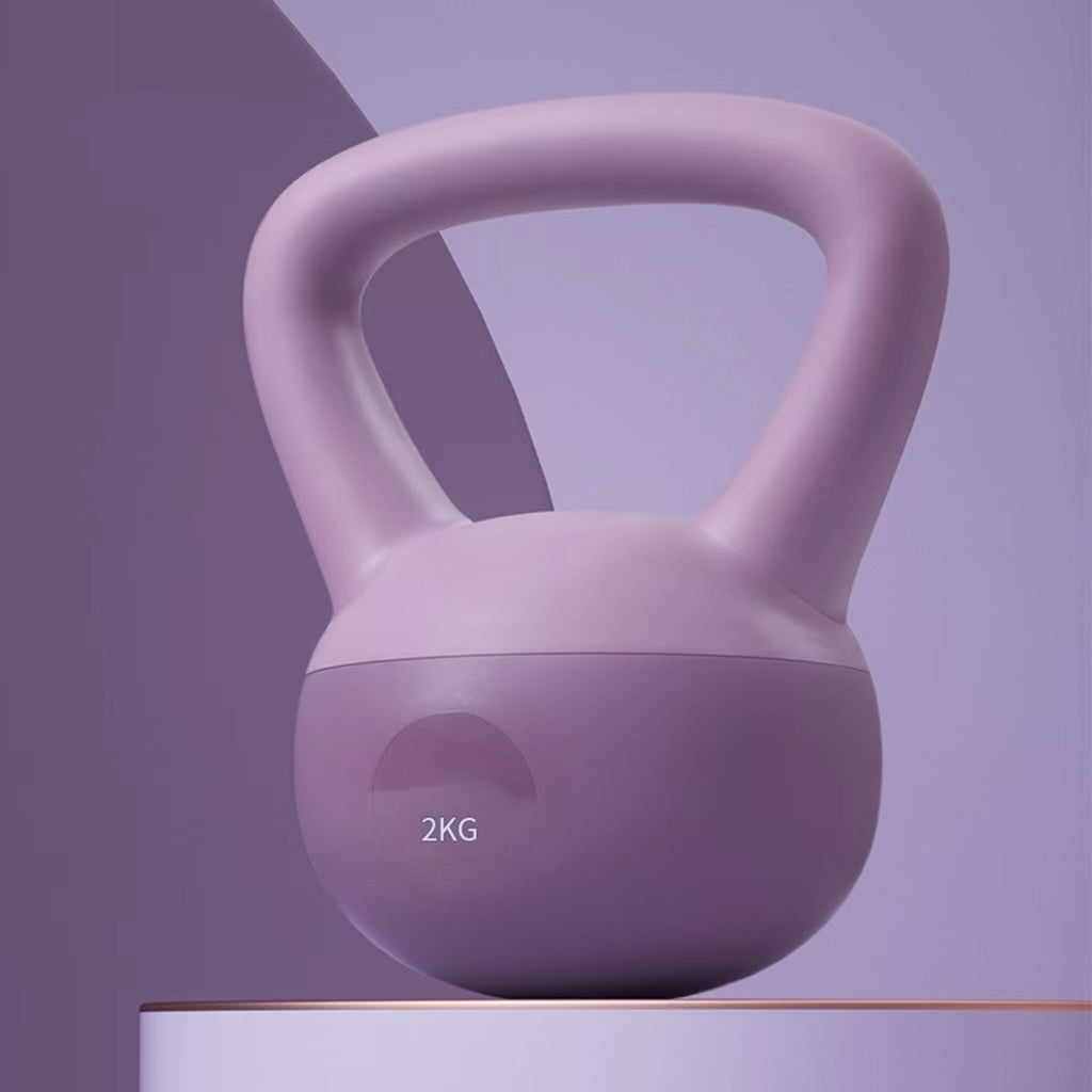 Różowy miękki kettlebell na podłodze
