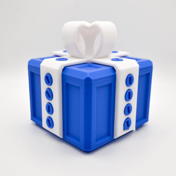 Pudełko na prezent ze śrubami w dłoniach