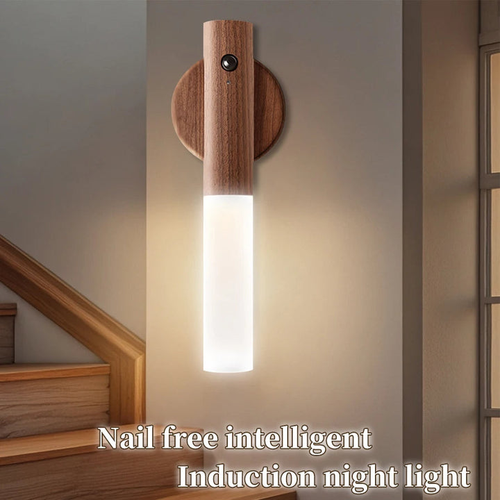 Ładowana lampka nocna z czujnikiem ruchu w imitacji drewna