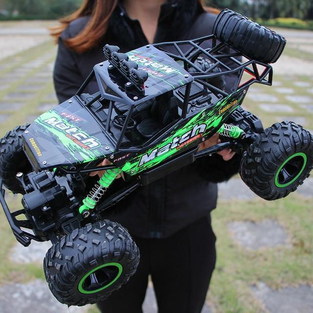 Zdalnie sterowany monster truck 4x4 w skali 1:12 w teren
